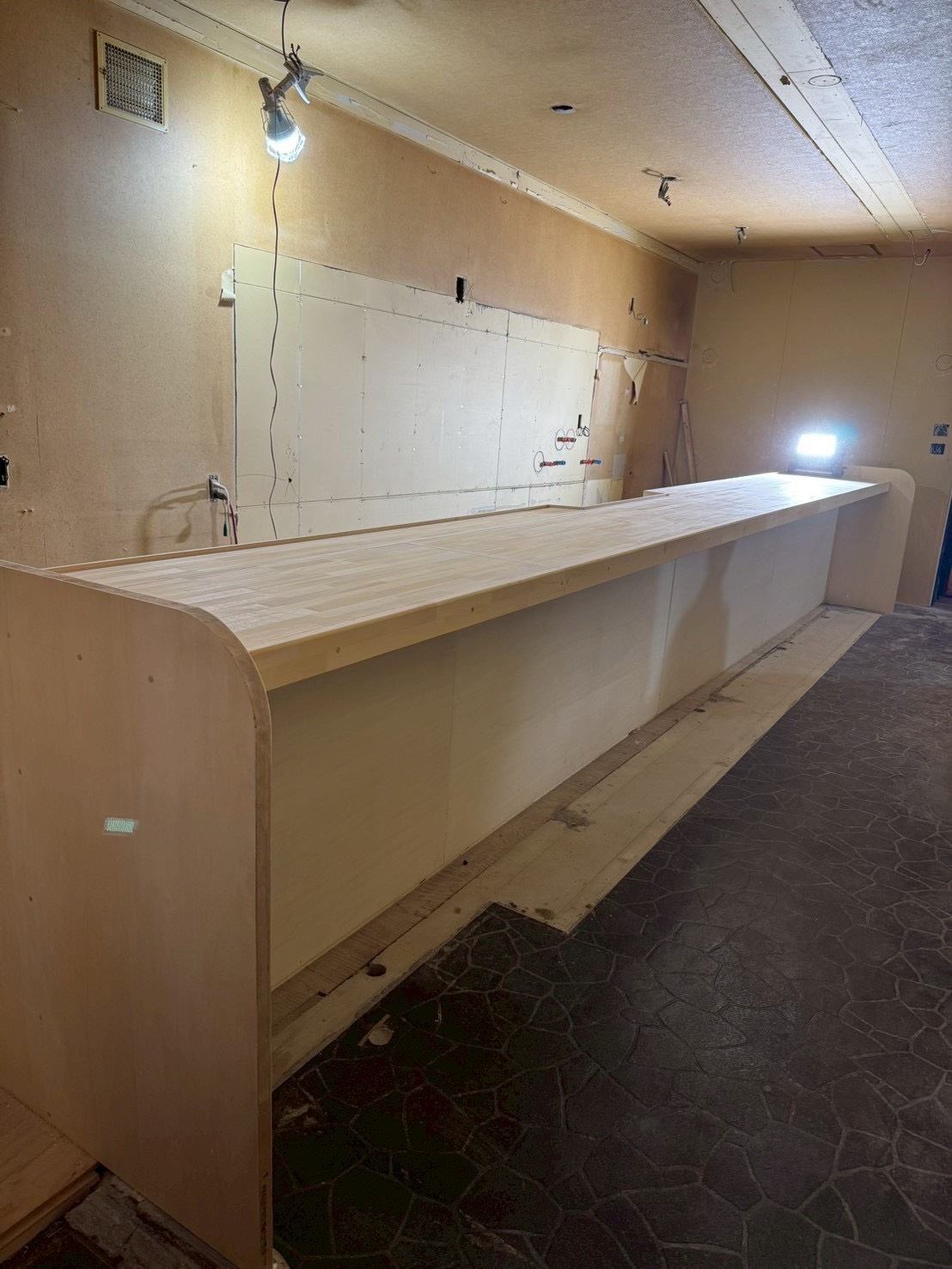 青森市新町で店舗内装工事(カウンター造作)を行いました！